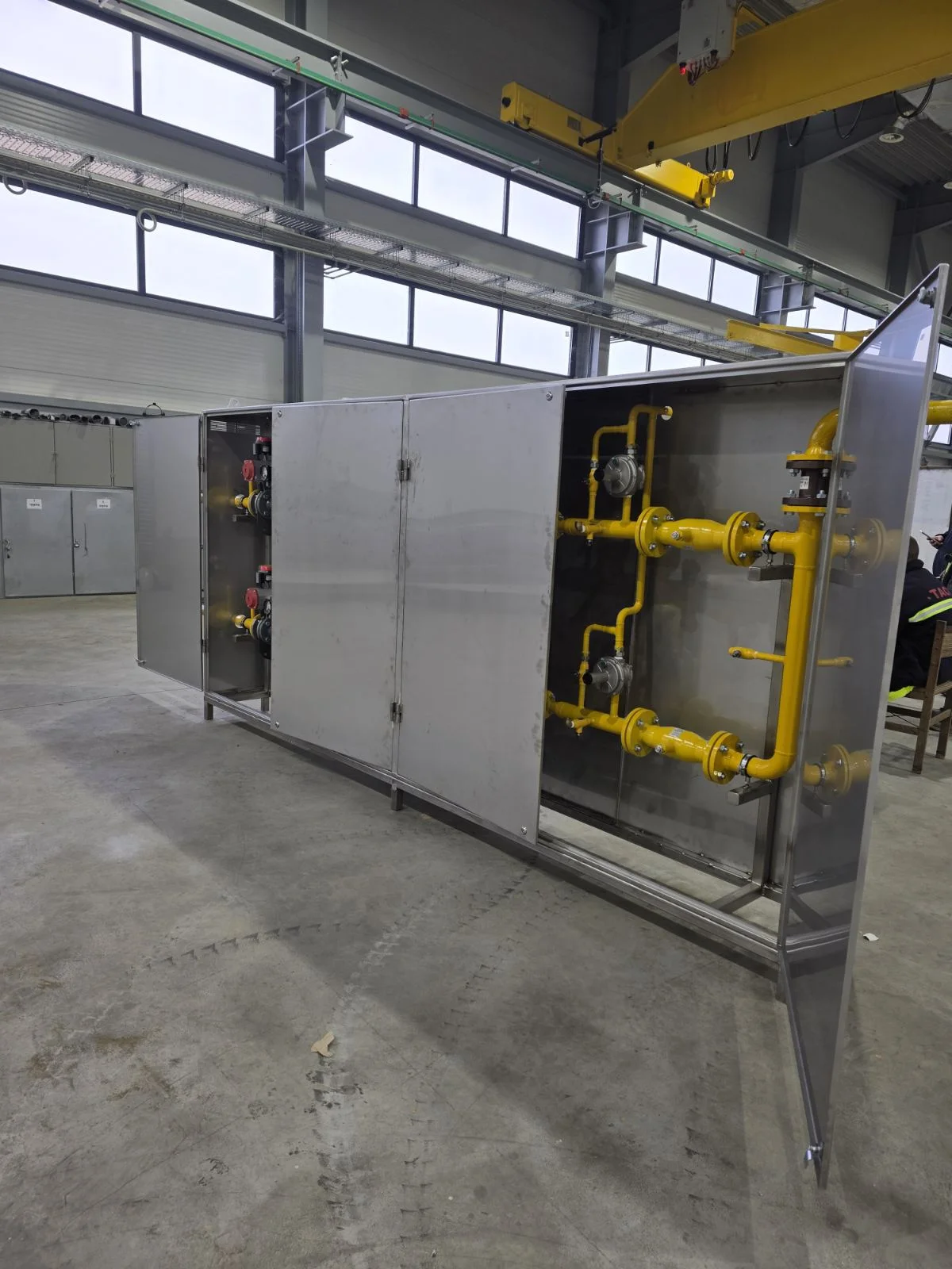 Газорегулаторен шкаф с жълти тръби