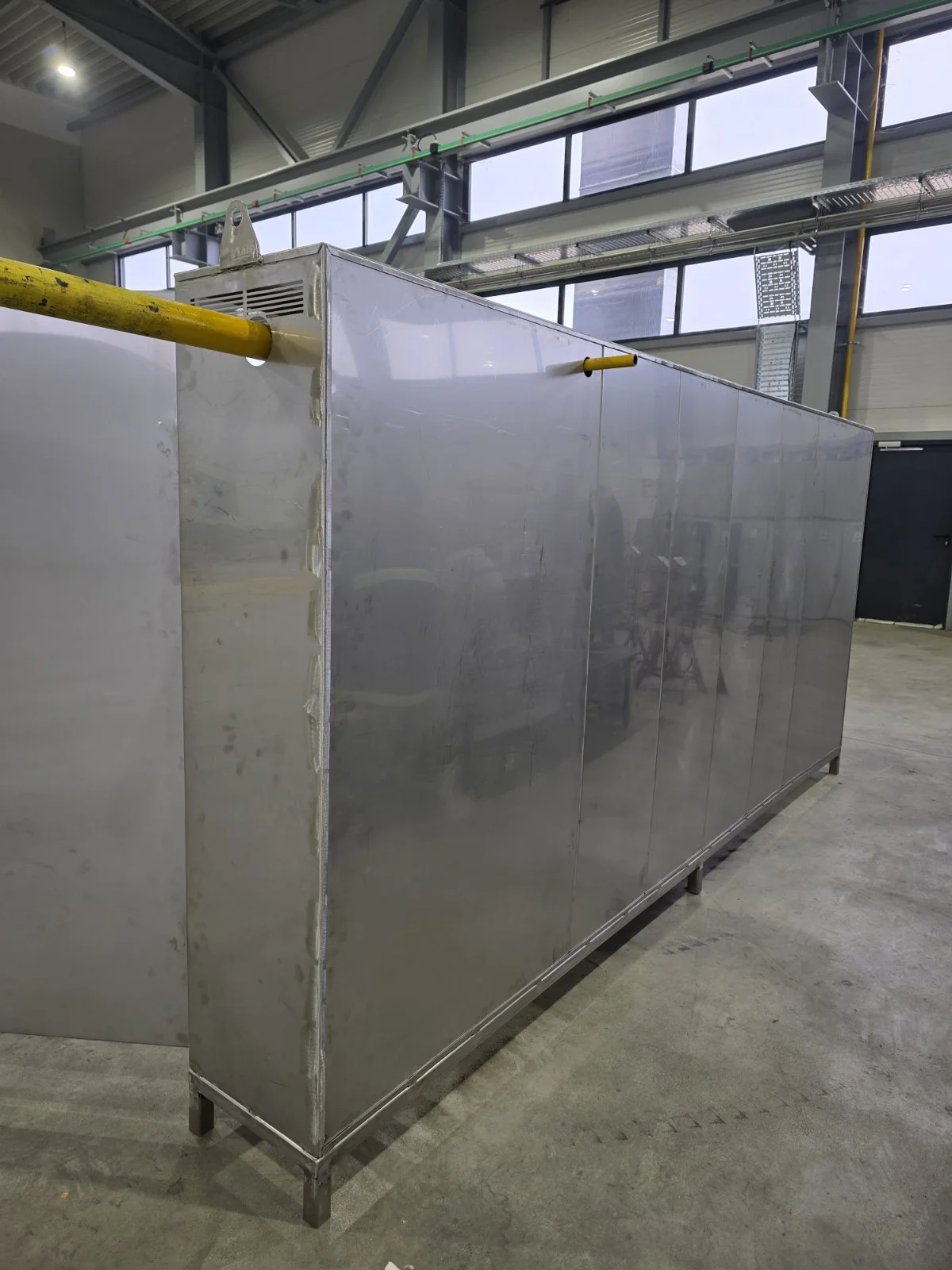 Метален шкаф - индустриална конструкция